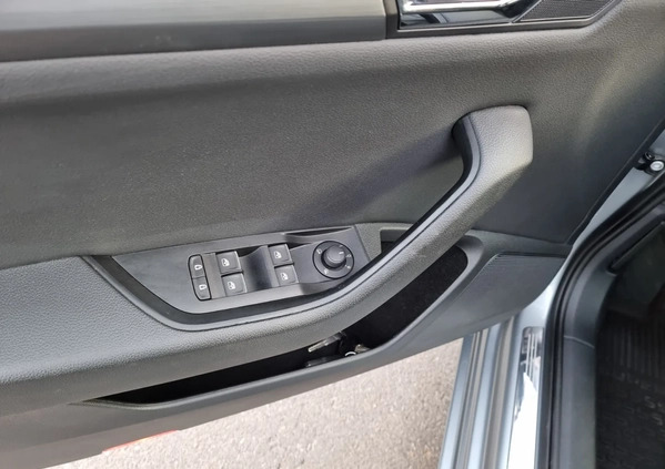 Skoda Superb cena 106899 przebieg: 72000, rok produkcji 2018 z Sosnowiec małe 742